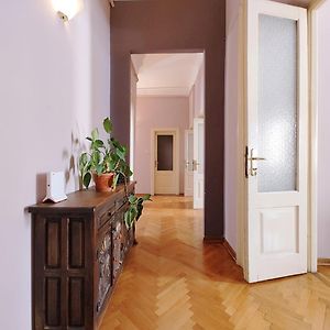 B7 Hostal